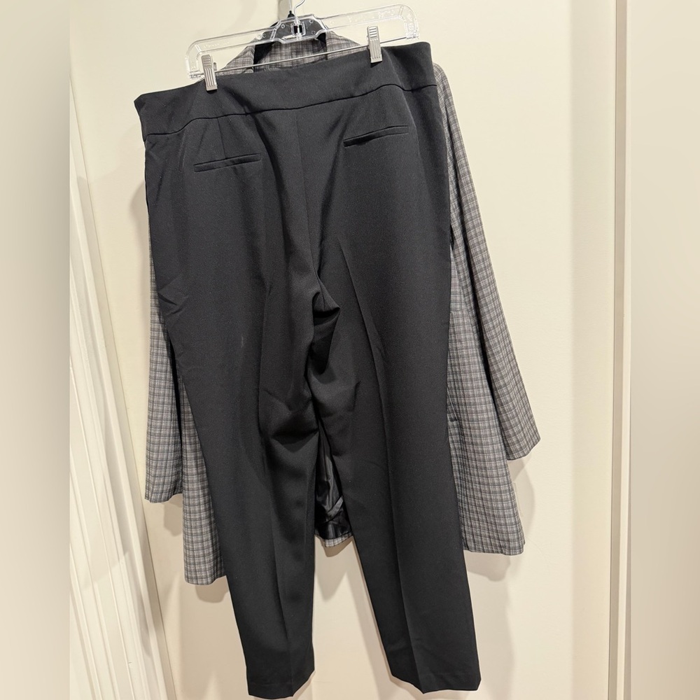 Le Suit Women's Blazer and pants. Jacket- Gray/Black Plaid and Black pants. - Picture 5 of 10